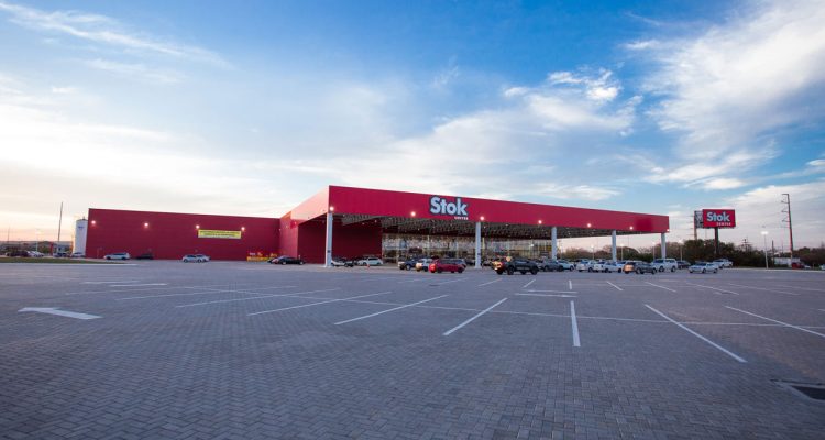 Troco Solidário arrecada mais de R$ 870 mil em 2023 através das lojas Stok Center e Comercial Zaffari